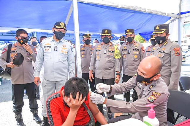 Kakorlantas Tinjau Vaksinasi di Papua Foto: Korlantas Polri