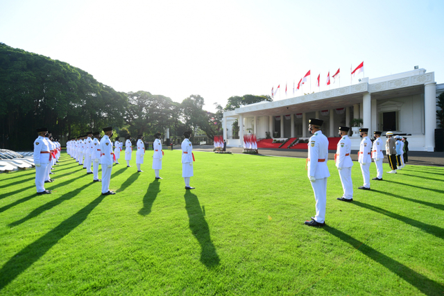 Sejumlah anggota Pasukan Pengibar Bendera Pusaka (Paskibraka) mengikuti Upacara Pengukuhan Paskibraka di halaman Istana Merdeka, Jakarta, Kamis (12/8).  Foto: Muchlis Jr/Biro Pers Media Setpres/HO/ANTARA FOTO