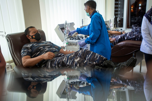 Kepala Staf Angkatan Laut (KSAL) Laksamana TNI Yudo Margono (kiri) mengikuti Donor Darah dan Plasma Konvalesen di Mako Komando Lintas Laut Militer (Kolinlamil), Tanjung Priok, Jakarta, Kamis (12/8).  Foto: Aditya Pradana Putra/ANTARA FOTO