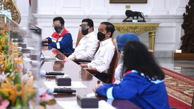 Presiden Jokowi berdialog dengan perwakilan pegawai PT Pertamina Hulu Rokan di Istana Negara. Foto: Pertamina