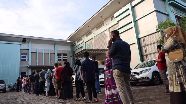 Antrean warga untuk tes swab PCR di Labkesda Aceh, Jumat (13/8/2021). Foto: Suparta/acehkini
