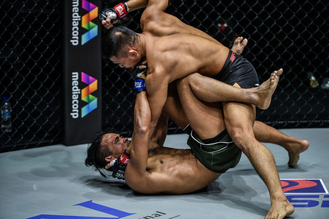 Eko Roni Saputra (atas) saat berlaga menghadapi Ramon Gonzalez dari Filipina dalam sebuah laga MMA di ONE Championship. Foto: ONE Championship