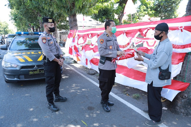 Bantu PKL, Polisi Borong Dagangan Penjual Bendera Merah Putih
