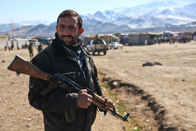 Pasukan militer Afghanistan berjaga di sebuah perkampungan. Sumber: https://cdn.pixabay.com/photo/2012/10/10/17/06/army-60720_960_720.jpg