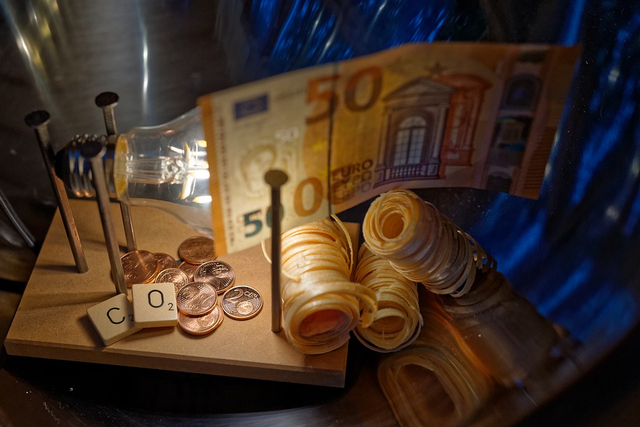 Ilustrasi menghemat energi sama dengan menghemat biaya. Foto: Pixabay