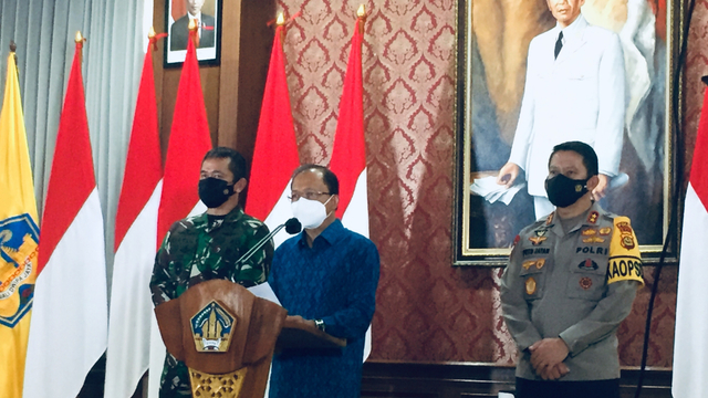 Gubernur Bali Wayan Koster saat konferensi pers, Jumat (13/8). Foto: Denita BR Matondang/kumparan