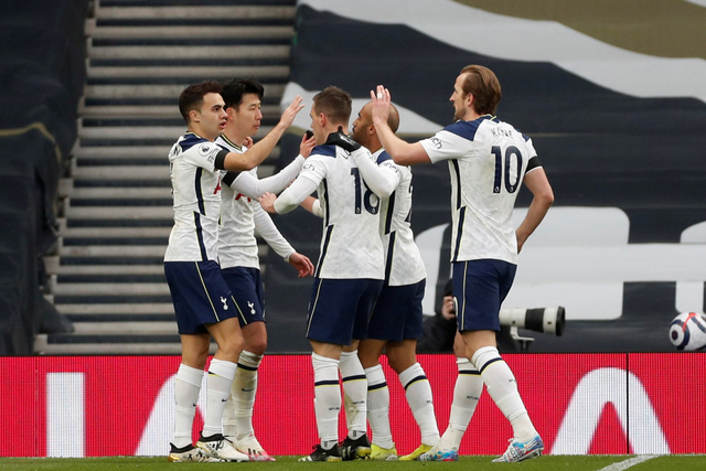 Selebrasi pemain Tottenham Hotspur usai mencetak gol ke gawang Manchester United pada lanjutan pertandingan Premier League di Tottenham Hotspur Stadium, London, Inggris. Foto: Matthew Childs/Pool/REUTERS