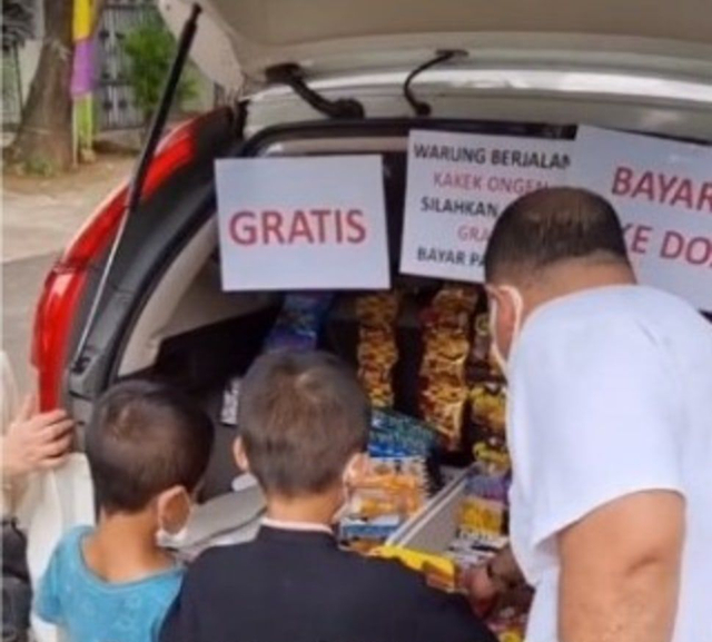Viral aksi Kakek Ongen di Jakarta bagi makanan dan jajanan gratis di pinggir jalan pada anak-anak. (Foto: TikTok @mutiarasangaji) 