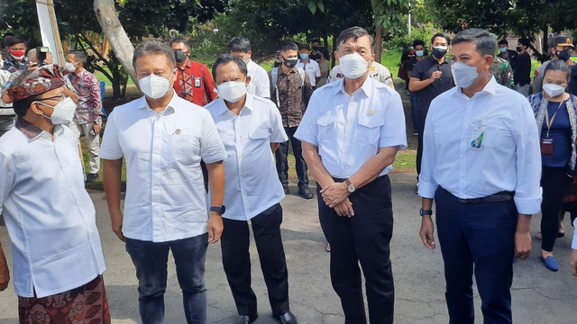 Menko Marves Luhut Pandjaitan, Mendagri Tito Karnavian, Menkes Budi Gunadi bersama Dirut BPJAMSOSTEK Anggoro Eko Cahyo saat mengunjungi program vaksinasi di Bali.  Foto: BPJAMSOSTEK