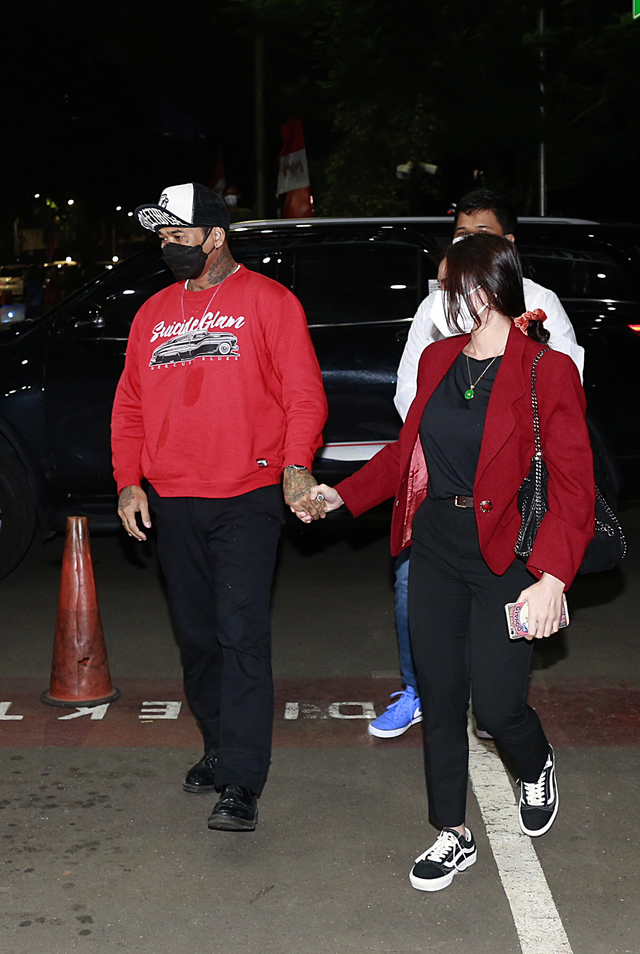 Jerinx dan Nora di Polda Metro Jaya. Foto: Ronny