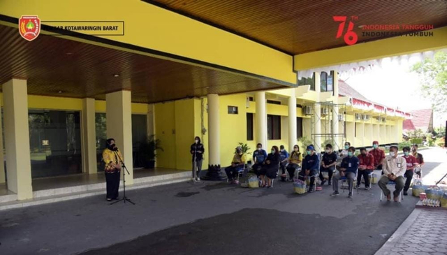 Bupati Kobar, Nurhidayah saat menghadiri penyerahan simbolis bantuan sembako untuk nakes di RSUD Sultan Imanuddin dari Badan Koordinasi Antar Gereja (BKAG) Kobar, di halaman Kantor Bupati. Foto: PROKOM.