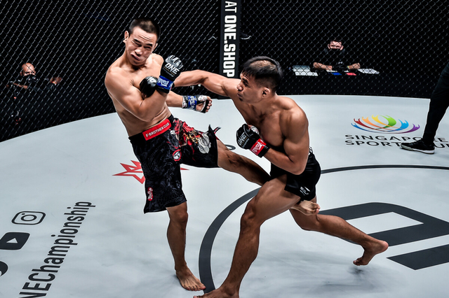 Eko Roni Saputra (kanan) melayangkan pukulan overhand kanan keras yang menjatuhkan Liu Peng Shuai 10 detik sejak laga berlangsung dalam ajang ONE: BATTLEGROUND II yang tayang pada Jumat, 13 Agustus. Foto: ONE Championship