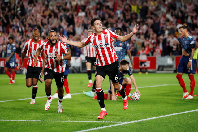 Selebrasi pemain Brentford Christian Norgaard usai mencetak gol ke gawang Arsenal pada pertandingan Premier League di Stadion Brentford Community, London, Inggris.
 Foto: Peter Cziborra/REUTERS