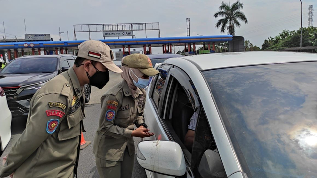 Petugas mulai periksa pengunjung yang hendak masuk Puncak. Foto: Dok. Istimewa