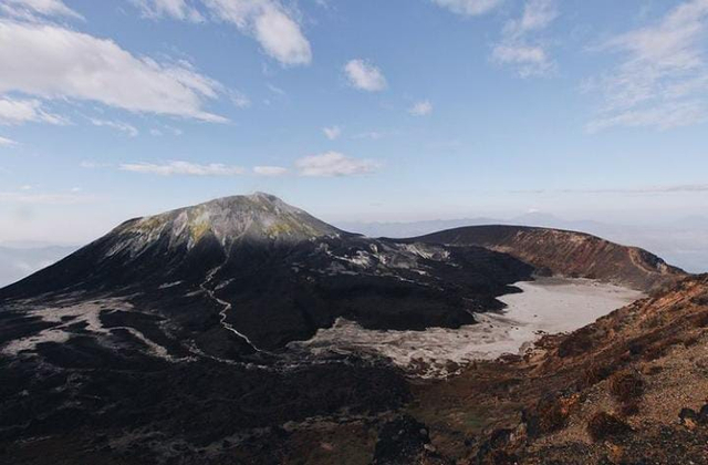 Kawah gunung Ile Lewotolok di Lembata sebelum erupsi. Foto : Instagram Ronnie Bahir