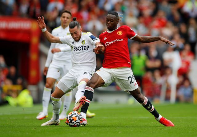 Jack Harrison dari Leeds United beraksi dengan Aaron Wan-Bissaka dari Manchester United pada pertandingan Premier League antara Manchester United melawan Leeds United di Old Trafford, Manchester, Inggris - 14 Agustus 2021. Foto: Phil Noble/Reuters