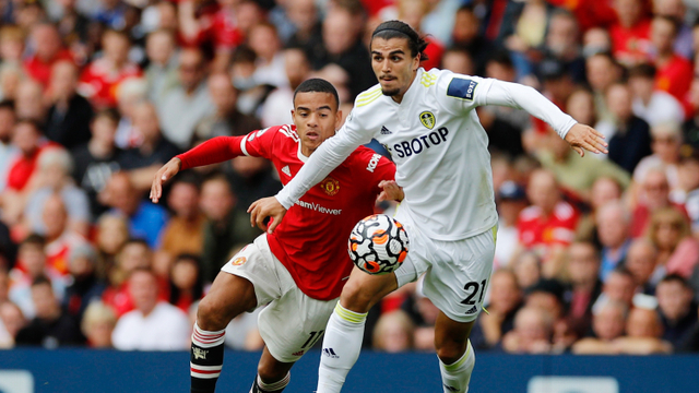 Pascal Struijk dari Leeds United beraksi dengan Mason Greenwood dari Manchester United pada pertandingan Premier League antara Manchester United melawan Leeds United di Old Trafford, Manchester, Inggris - 14 Agustus 2021. Foto: Phil Noble/Reuters
