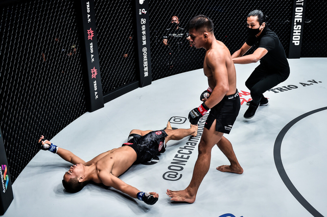 Eko Roni Saputra (tengah) membuat Liu Peng Shuai terkapar lewat sebuah pukulan keras di Singapore Indoor Stadium dalam ajang ONE: BATTLEGROUND II yang tayang pada Jumat, 13 Agustus. Foto: ONE Championship