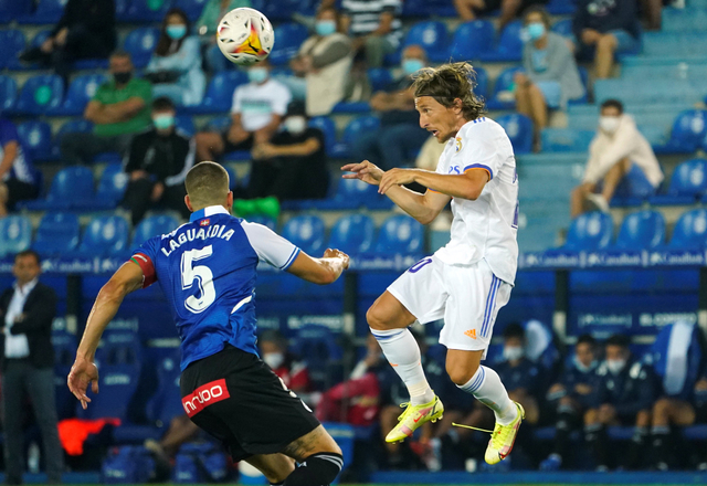 Pemain Real Madrid Luka Modric duel dengan pemain Deportivo Alaves Victor Laguardia saat pertandingan Liga Spanyol di Estadio Mendizorroza, Vitoria-Gasteiz, Spanyol. Foto: Vincent West/Reuters