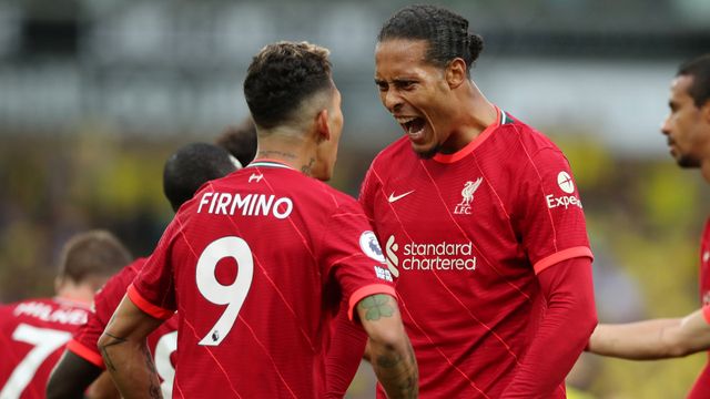 Selebrasi pemain Liverpool Roberto Firmino dan Virgil van Dijk saat pertandingan melawan Norwich City di Carrow Road, Norwich, Inggris. Foto: Peter Cziborra/Reuters