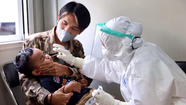 Seorang anak menjalani tes swab di Labkesda Aceh