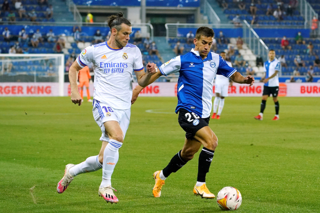 Pemain Real Madrid Gareth Bale berusaha melewati pemain Deportivo Alaves pada pertandingan Liga Spanyol di Estadio Mendizorroza, Vitoria-Gasteiz, Spanyol. Foto: Vincent West/REUTERS