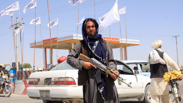 Seorang pejuang Taliban berdiri di kota Ghazni, Afghanistan. Foto: Stringer/REUTERS