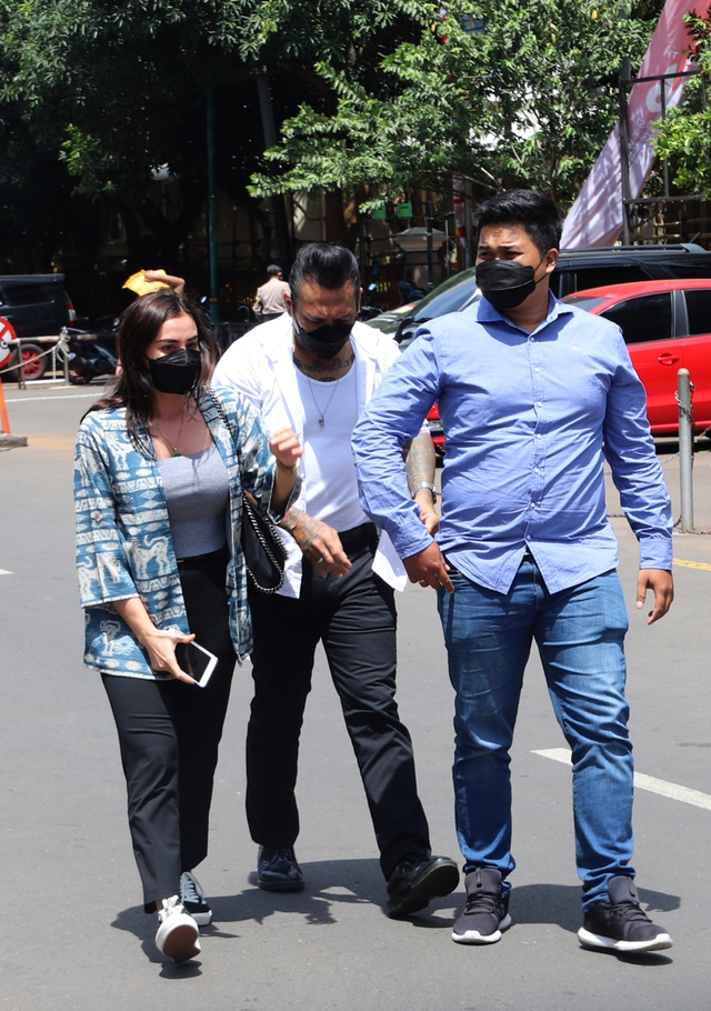 Musisi Jerinx saat menjalani vaksinasi di Poliklinik Biddokkes Polda Metro Jaya, Jakarta, Minggu, (15/8). Foto: Ronny