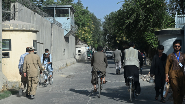 Warga berjalan di Zona Hijau Kabul pada 15 Agustus 2021. Foto: WAKIL KOHSAR / AFP)