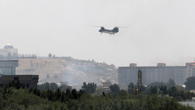 Helikopter angkut militer CH-46 Sea Knight terbang di atas Kabul, Afghanistan, Minggu (15/8). Foto: Stringer/REUTERS