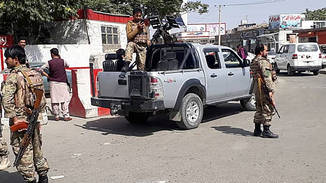 Pasukan keamanan Afghanistan berjaga di gerbang masuk Bandara Internasional Hamid Karzai di Kabul, Afghanistan, Minggu (15/8). Foto: Stringer/REUTERS