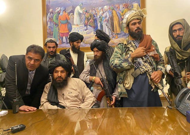 Taliban kuasai Istana Presiden. Foto: Zabi Karimi/AP