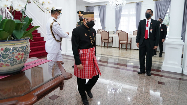 Wakil Presiden Ma'ruf Amin kenakan pakaian adat suku Mandar dari Sulawesi Barat. Foto: Setwapres