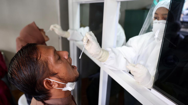Warga menjalani tes swab corona di Laboratorium Kesehatan Daerah (Labkesda) Aceh dilakukan secara gratis, Jumat (13/8/2021). Foto: Suparta/acehkini