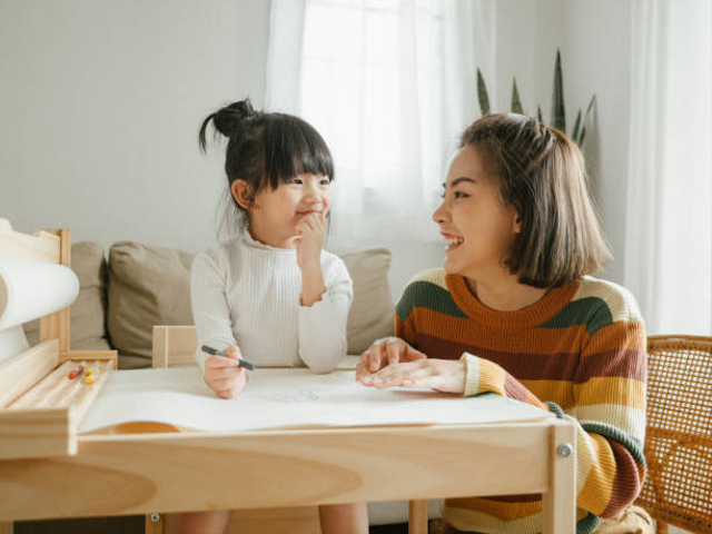 Ilustrasi anak melaksanakan kewajiban dan tanggung jawabnya dengan bantuan orangtua. Foto: iStock