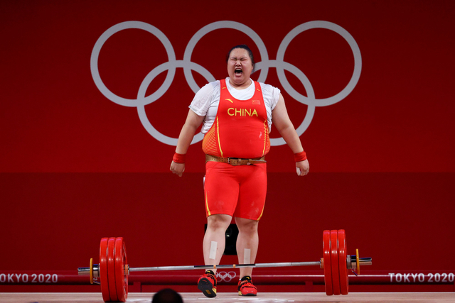 Atlet angkat besi China, Li Wenwen, di Olimpiade Tokyo 2020. Foto: Reuters