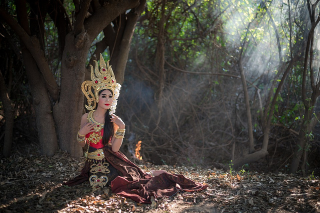 Ilustrasi perempuan tradisional, dok: pixabay/chanwity