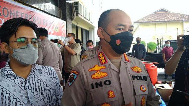 Kapolresta Bandar Lampung Kombes Pol Ino Harianto bersama Kasat Reskrim Polresta Bandar Lampung Kompol Resky Maulana Zulkarnain saat diwawancarai awak media massa | Foto: Ist
