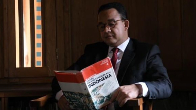 Gubernur DKI Jakarta, Anies Baswedan membaca buku pemikiran para perintis kemerdekaan yg ada di perpustakan rumah usai mendengarkan pidato Presiden di Sidang Tahunan MPR. Foto: Instagram/@aniesbaswedan