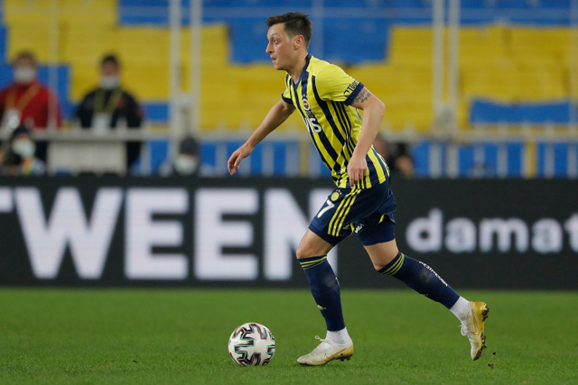 Gelandang Fenerbahce asal Jerman Mesut Ozil mengontrol bola selama pertandingan sepak bola Liga Super Turki (Super Lig) antara Fenerbahce S.K. dan Galatasaray S.K. di Stadion Sukru Saracoglu di Istanbul pada 6 Februari 2021. Foto: KENAN ASYALI/AFP
