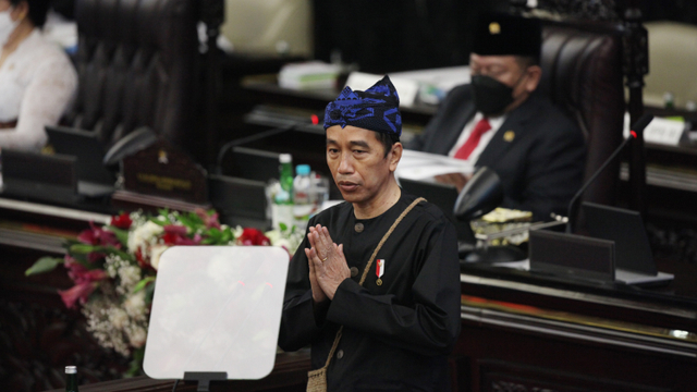 Presiden Joko Widodo memberi salam saat menyampaikan pidato kenegaraan pada Sidang Tahunan MPR Tahun 2021 di Gedung Nusantara, Kompleks Parlemen, Senayan, Jakarta, Senin (16/8/2021). Foto:  ANTARA FOTO/Sopian/Pool/wpa/aww.
