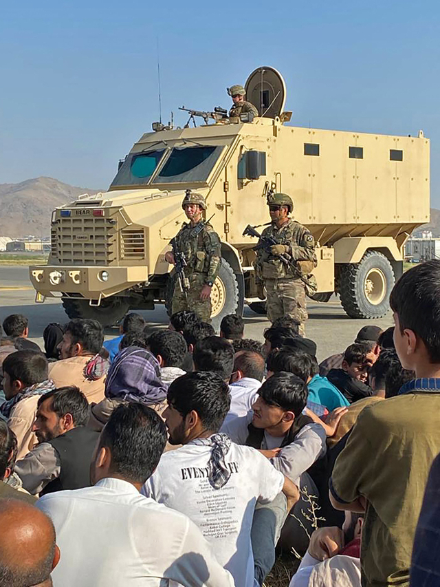 Warga Afghanistan berkerumun di landasan bandara Kabul pada 16 Agustus 2021, untuk melarikan diri dari negara itu ketika Taliban menguasai Afghanistan. Foto: SHAKIB RAHMANI/AFP
