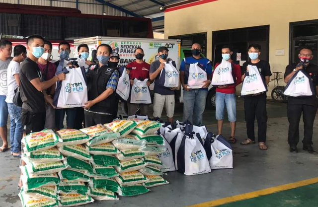 Tim ACT membagikan paket pangan berupa beras ke para supir dan kru bus di PO Primajasa, Ciputat, Tangerang Selatan, Selasa (11/5). Foto: ACT Tangerang Selatan