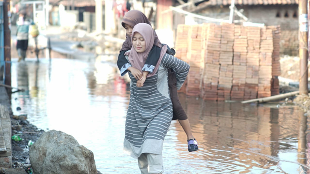 Salah satu adegan dalam film Berjuang di Tanah Tergenang produksi Komunitas Save Pekalongan Foto: Dok. Komunitas Save Pekalongan