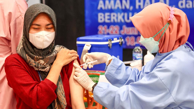 Pekerja pusat perbelanjaan di Banda Aceh menjalani vaksinasi corona, Selasa (22/6/2021). Foto: Suparta/acehkini