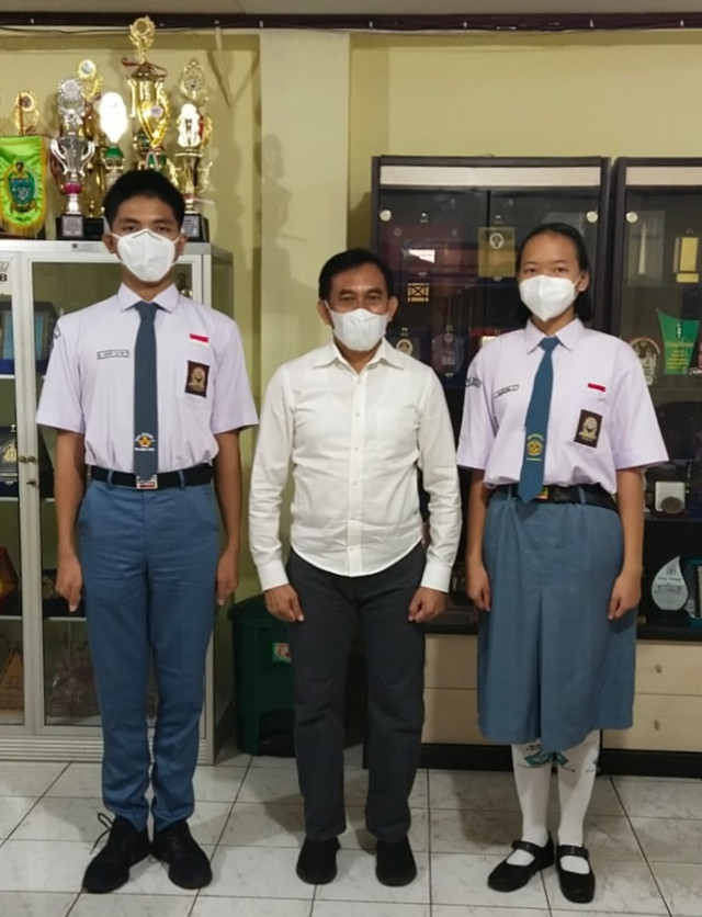 Anjelina Canesia dan Muhammad Andre Catur Prakoso saat berpose bersama Kadispora Kalteng Falery Tuwan.o