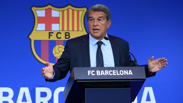 Presiden FC Barcelona Joan Laporta saat konferensi pers di stadion Camp Nou di Barcelona pada 16 Agustus 2021. Foto: LLUIS GENE / AFP