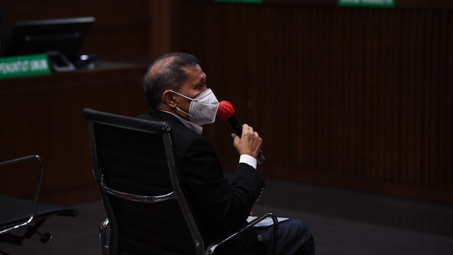 Terdakwa kasus dugaan korupsi pengadaan tiga unit QCC di PT Pelindo II, RJ Lino mengikuti sidang lanjutan di Pengadilan Tipikor, Jakarta, Senin (16/8/2021). Foto: ANTARA FOTO/Akbar Nugroho Gumay