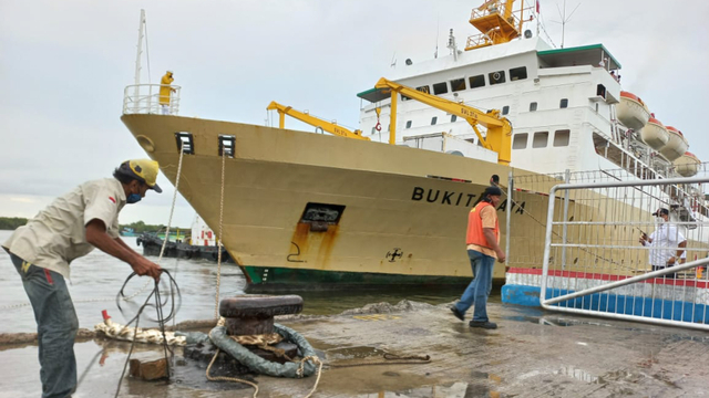 Kapal Motor Penumpang (KMP) Bukit Raya milik PT Pelni saat bersandar di Pelabuhan Belawan. Foto: Dok. Istimewa
