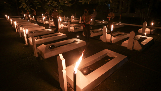 Sejumlah anggota Pramuka mengikuti kegiatan malam renungan di Taman Makam Pahlawan (TMP) Taruna, Kota Tangerang, Banten, Selasa (17/8/2021). Foto: Fauzan/ANTARA FOTO